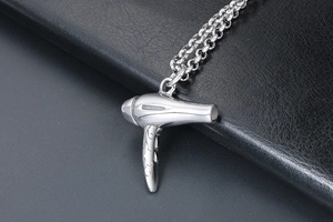 Vue macro d'un pendentif sèche-cheveux en argent avec des gravures en métal poli