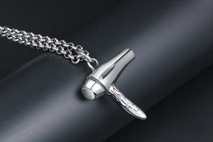 Détail du pendentif sèche-cheveux argenté avec relief de vigne vintage sur le manche