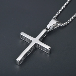Collier avec pendentif croix en acier titane argenté et reliefs gravés élégants