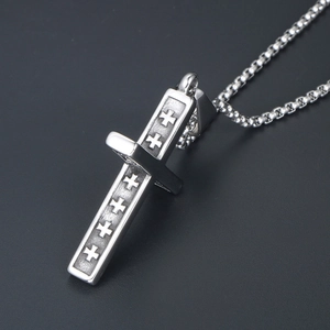Collier religieux avec pendentif croix en acier titane et détails embossés sur chaîne box