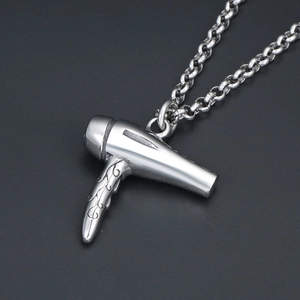 Collier avec pendentif sèche-cheveux punk en acier inoxydable argenté avec gravure