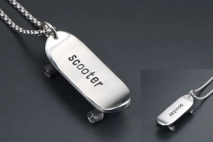 Makro-Detail der silbernen Scooter-Halskette mit Gravur und runder Kugelkette aus Stahl