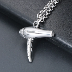 Pendentif sèche-cheveux punk en argent avec détails de gravures ornementales
