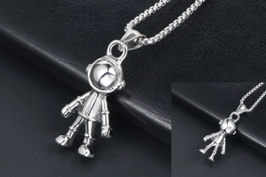 Gros plan d'un pendentif robot en argent poli sur fond de cuir noir texturé