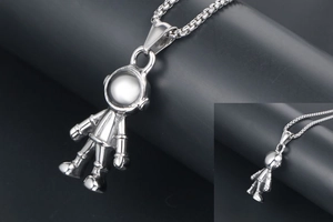 Détail macro d'un pendentif robot musical 3D avec chaîne en acier poli