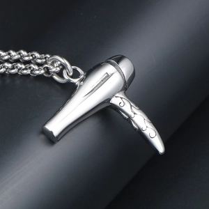 Pendentif sèche-cheveux en argent poli avec gravure de vigne sur chaîne à maillons ronds