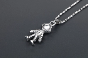 Détail d'un pendentif astronaute en argent sur une chaîne maille vénitienne robuste