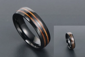 Détail de la bague en acier titane noir avec double incrustation de texture boisée