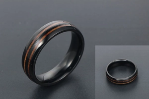 Vue macro d'une bague en acier titane noir avec double incrustation en bois brun