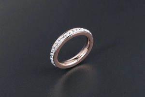 Dettaglio anello eternity in acciaio al titanio oro rosa con zirconi incastonati