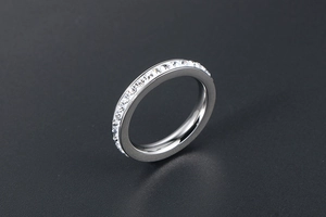 Vista macro dell'anello eternity in argento con cerchio completo di cristalli luminosi