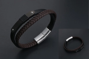 Détail du bracelet multicouche en cuir tressé avec fermoir magnétique et rivets en métal