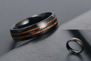 Détail d'une bague en acier titane noir poli avec deux inserts en bois parallèles