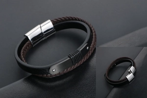 Détail d'un bracelet en cuir multicouche avec boucle magnétique et plaque en acier