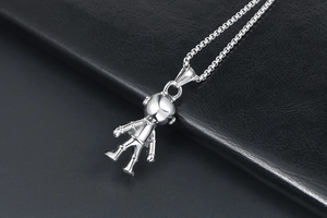 Vue macro du pendentif astronaute robot en argent poli avec chaîne de collier box