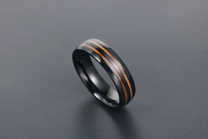 Détail de la bague pour homme en titane noir poli avec double incrustation en bois de noyer