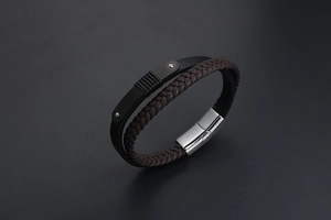 Détail du bracelet en cuir tressé pour homme montrant le fermoir magnétique en argent