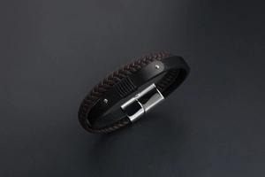Détail macro du bracelet multicouche en cuir pour homme avec fermoir magnétique en inox