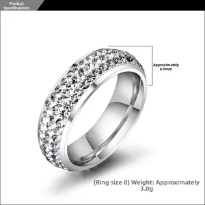 Détail montrant la largeur de 6mm et le poids de 3g de la bague en acier sertie