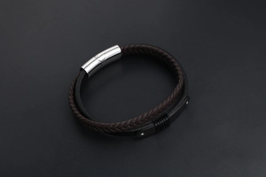 Détail d'un bracelet en cuir tressé multicouche avec un fermoir magnétique argenté