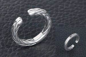 Detail of wheat ear braided pattern on titanium steel open ring with smooth metal base