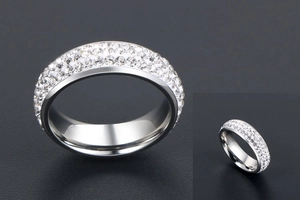 Détail macro d'une bague éternité en argent avec trois rangées de cristaux brillants