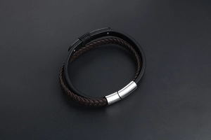 Détail d'un bracelet en cuir multicouche avec un fermoir magnétique en métal argenté