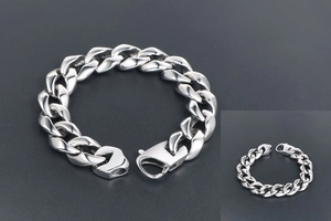 Détail macro du fermoir mousqueton et des maillons polis de ce bracelet chaîne gourmette