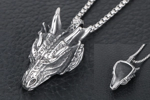 Vue détaillée du pendentif tête de dragon punk avec écailles argentées et dos gravé