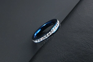 Macro di anello in acciaio al titanio blu scuro con pavé di zirconi tondi scintillanti