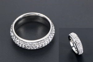 Gros plan d'une bague éternité en argent avec sertissage de cristaux sur plusieurs rangées