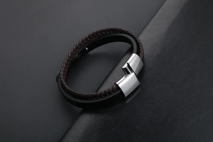 Détail d'un bracelet en cuir multicouche avec un fermoir en acier inoxydable poli