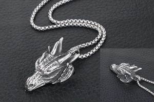 Vue macro d'un pendentif tête de dragon rétro avec écailles et chaîne box robuste