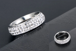 Gros plan d'une bague en acier titane argenté à trois rangées de cristaux brillants