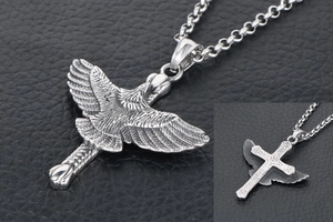 Détail macro du pendentif aigle punk et croix en acier inoxydable argenté vintage