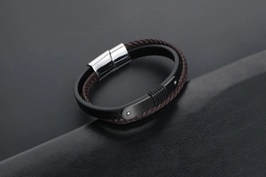 Détail du bracelet en cuir pour homme avec plaque métallique noire et fermoir aimanté