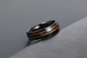 Vue macro d'une bague en acier titane noir avec double incrustation de bois naturel
