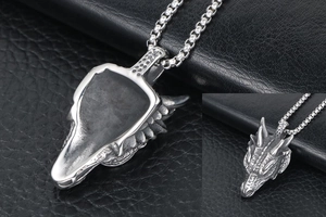 Détail du pendentif tête de dragon vintage avec dos creux sur une chaîne en métal