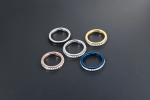 Dettaglio di cinque anelli eternity in acciaio al titanio oro argento oro rosa blu e nero