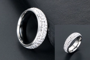 Vue macro d'une bague éternité en argent sertie de trois rangées de zircons brillants