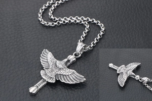 Détail du pendentif aigle en acier titane avec texture de plumes et chaîne ronde