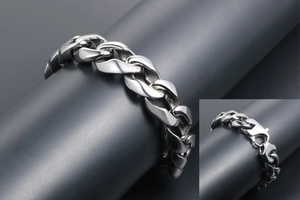 Gros plan d'un bracelet gourmette industriel épais doté d'un fermoir mousqueton solide