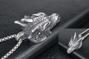 Vue macro détaillée du pendentif tête de dragon en argent avec écailles réalistes