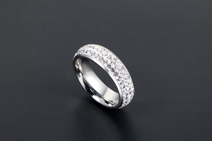 Détail des trois rangées de cristaux micro-pavés sur une bague en acier titane argenté