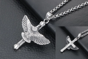 Vue macro d'un pendentif aigle punk et croix en acier inoxydable aux détails ciselés