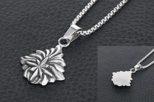 Détail macro d'un pendentif étoile vintage avec texture radiale et dos givré sur chaîne