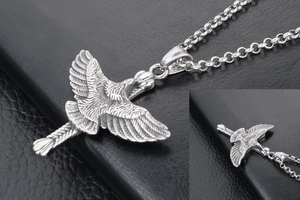 Détail du pendentif aigle punk en acier argenté avec plumes texturées et chaîne