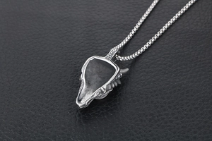 Détail du pendentif tête de dragon gravé en 3D sur une chaîne box en argent vieilli