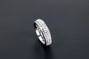 Vue détaillée d'une bague en acier titane argenté avec trois rangées de zircons brillants