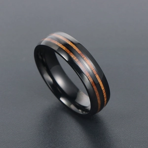 Bague pour homme en acier titane noir avec double incrustation de bois au design moderne